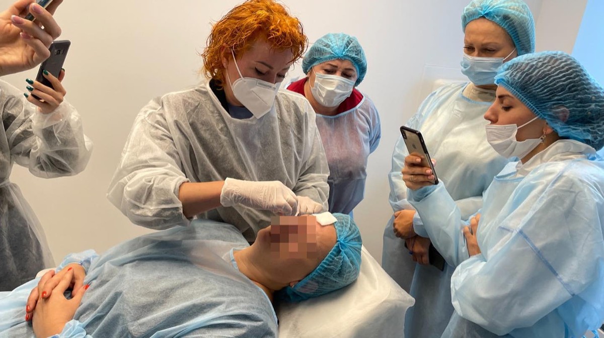 Dr. Bahneanu Olga demonstrând o procedură injectabilă colegilor